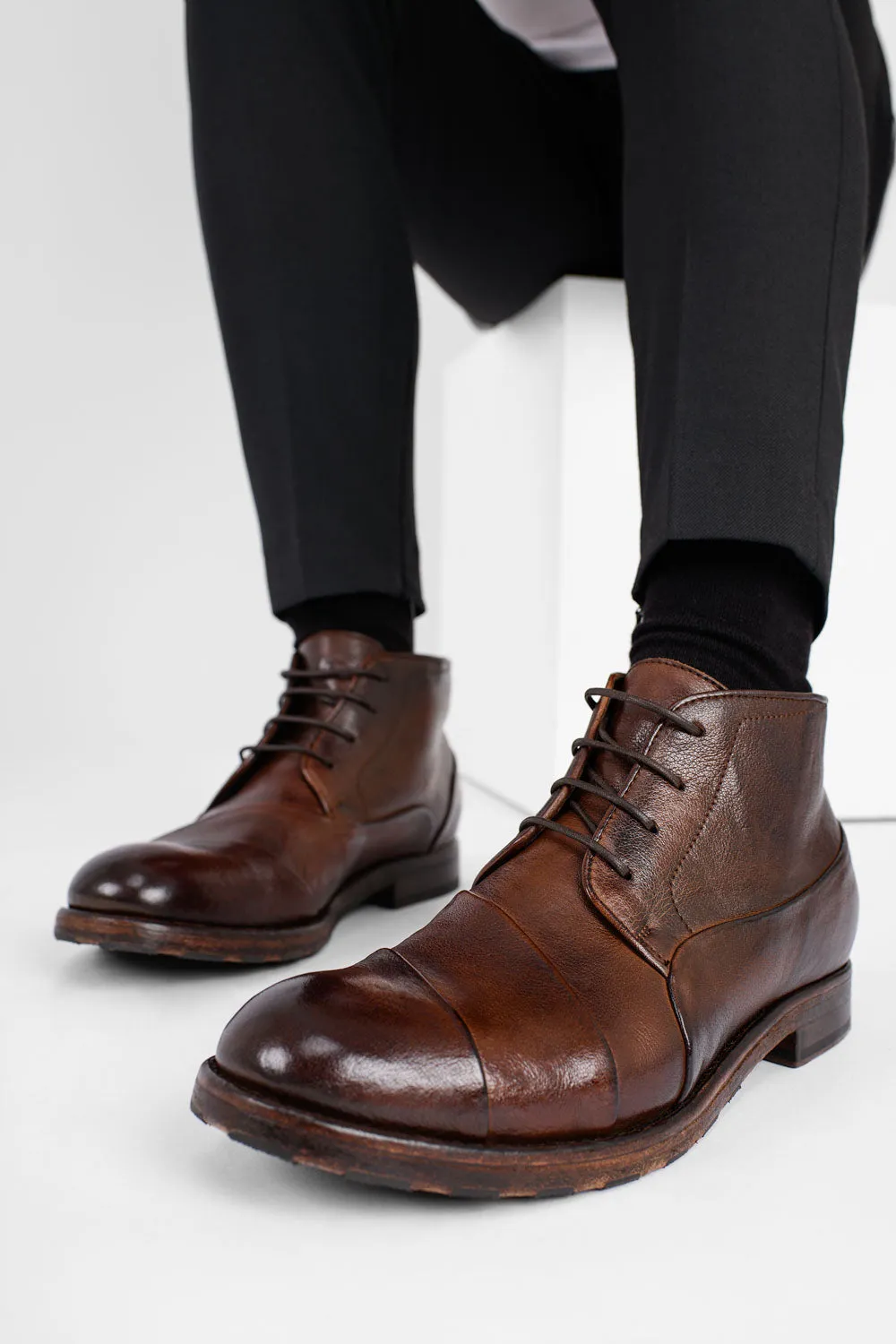 ASTON EDGE bare-brown chukka boots.