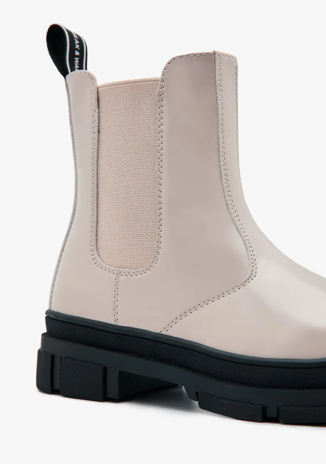 Beige Chelsea Boots B&W