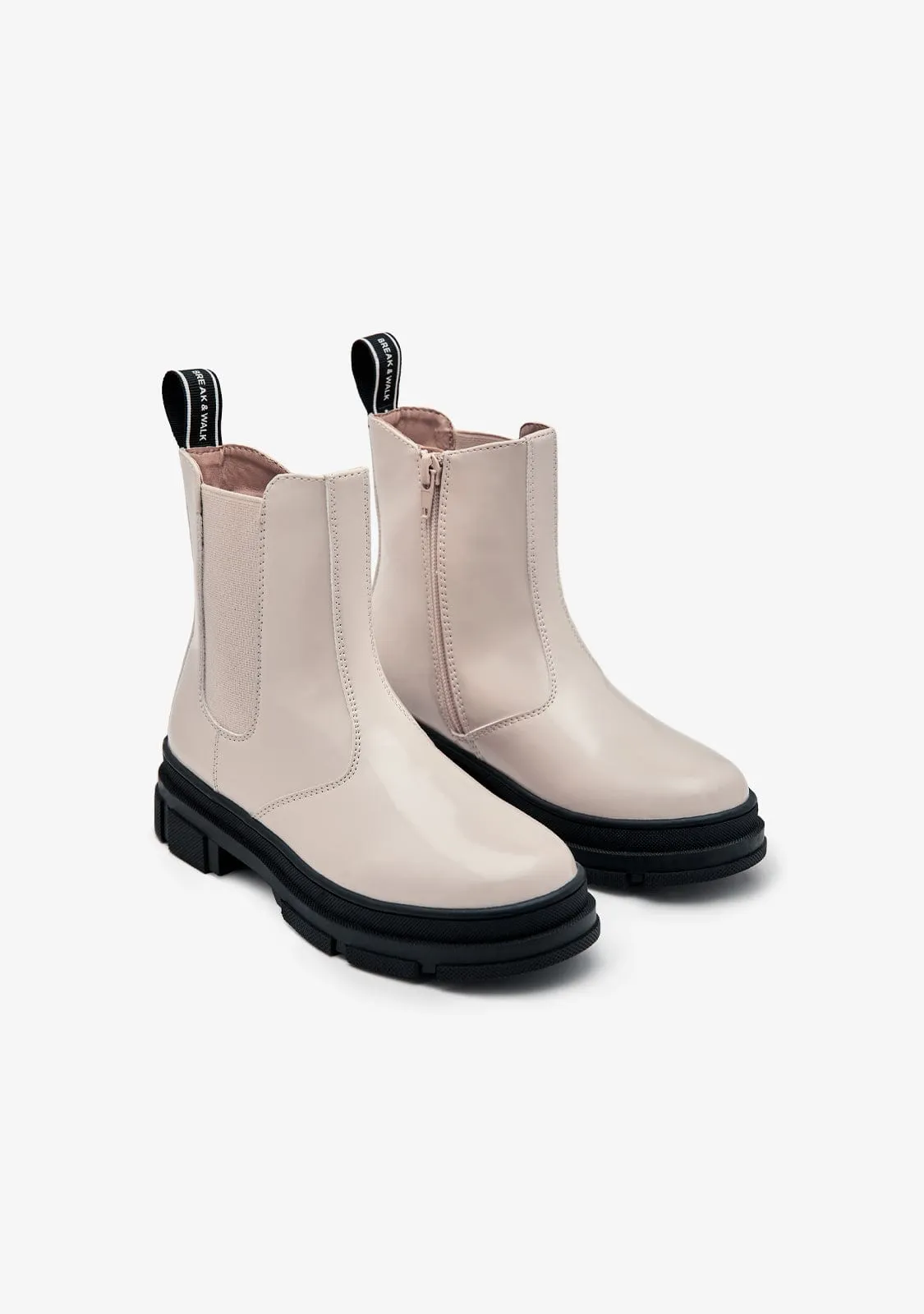 Beige Chelsea Boots B&W